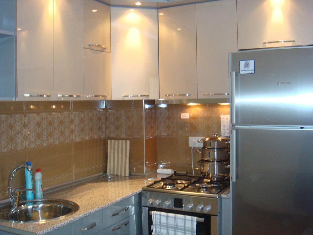Nino Apartment On Pirosmani Batoumi Chambre photo
