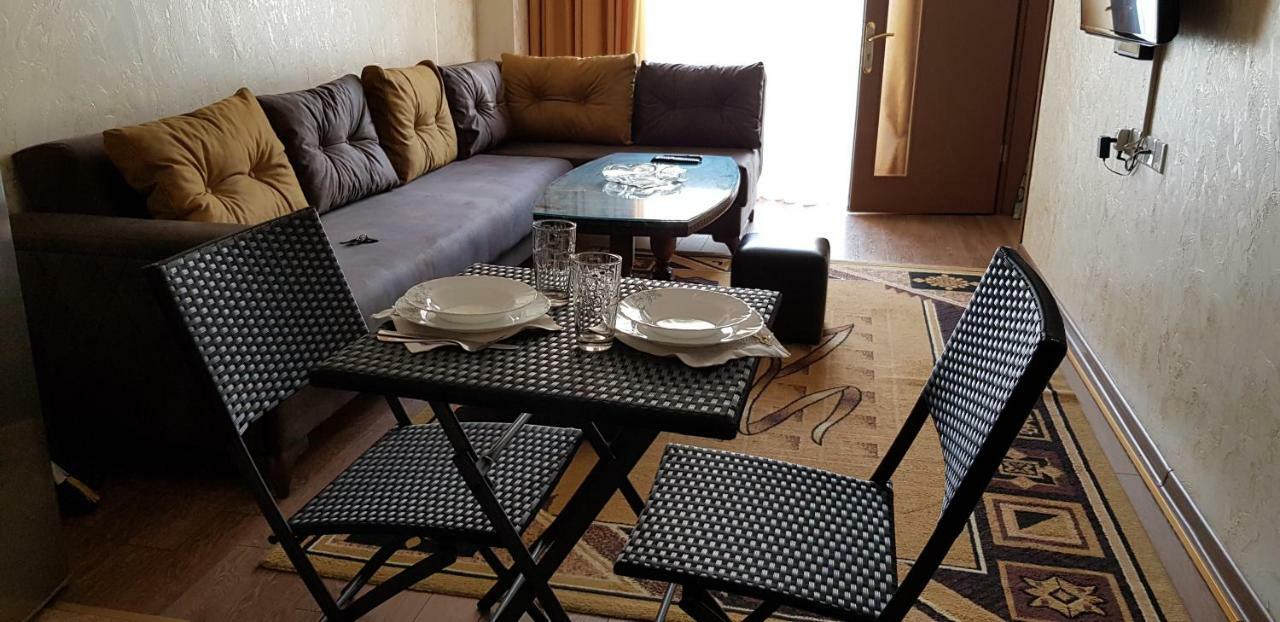 Nino Apartment On Pirosmani Batoumi Extérieur photo